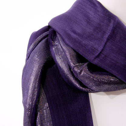 Violetter Schal mit Silberkante